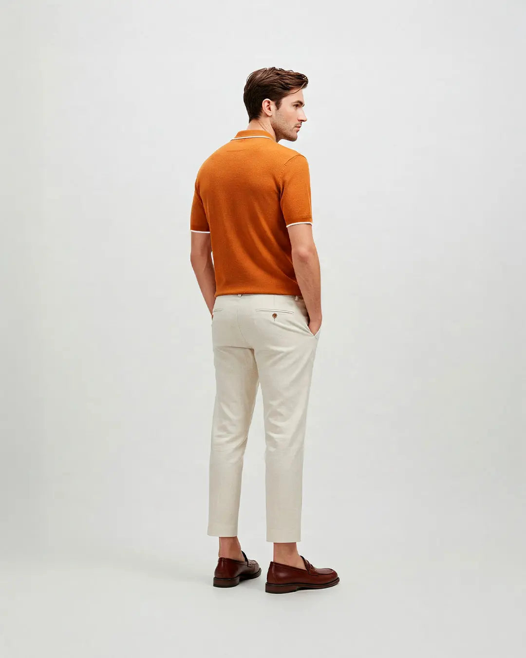 El modelo mide 1.75 metros, pesa 73 Kg y lleva talla L