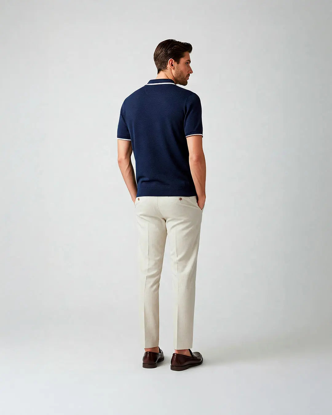 El modelo mide 1.80 metros, pesa 75 Kg y lleva talla L