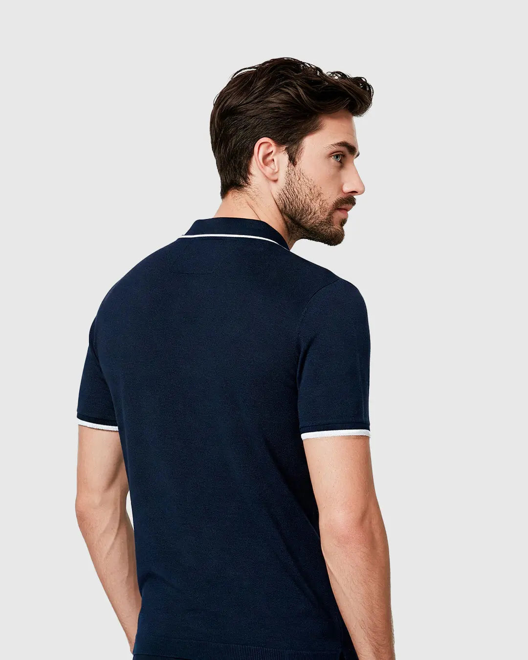 El modelo mide 1.80 metros, pesa 75 Kg y lleva talla L