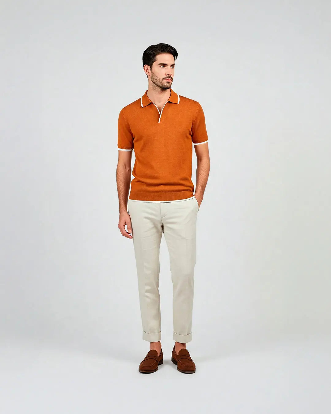 El modelo mide 1.80 metros, pesa 75 Kg y lleva talla L