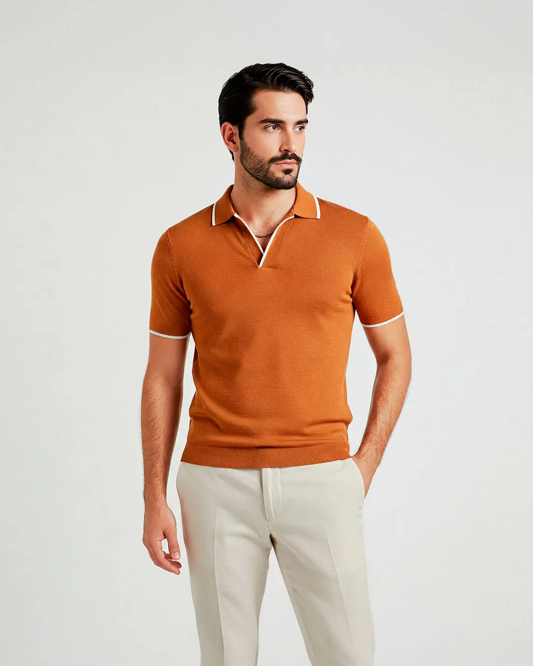 El modelo mide 1.70 metros, pesa 69 Kg y lleva talla M