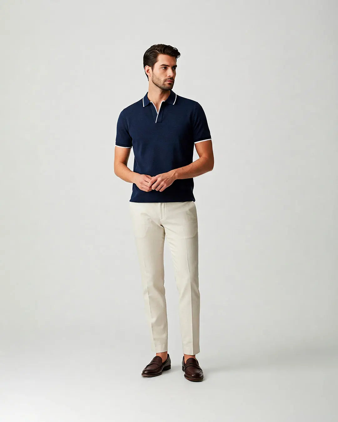 El modelo mide 1.80 metros, pesa 75 Kg y lleva talla L